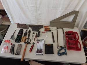lot 39 image: Lot Of Assorted Hand Tools