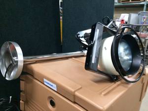 lot 29 image: Medical Steris Amsco EXAMINER 10 Surgical Minor Surgery Exam Light Swing Arm Ceiling&nbspMount - Super Condition