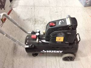 lot 3 image: Husky 8G 150 PSI Hotdog Air Compressor in good condition