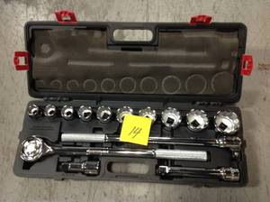 lot 14 image: Husky 34 in. Drive Ratchet and SAE Socket Set (14-Piece) in good conditions