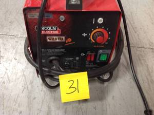 lot 31 image: Lincoln Electric  Handy Welder costumer returns missing welding cables unit only turn on no able to tested 
