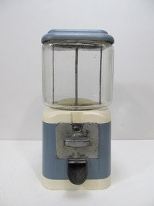 lot 82 image: Vintage OAK Mfg Company Gumball Vending Machine