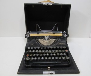lot 84 image: Old Vintage CONTINENTAL Portable Typewriter
