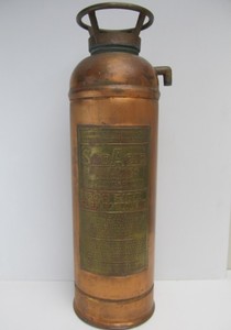 lot 100 image: Large Old Vintage Copper & Brass FYR-FYTER Fire Extinguisher