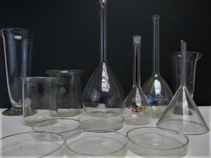 lot 193 image: Lot of Vintage Scientific Lab Glass Beakers etc