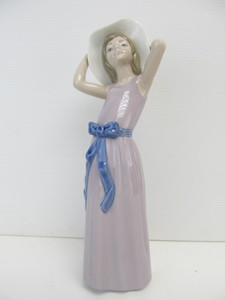 lot 10 image: Signed LLADRO Porcelain Girl wDress & Sun Hat Figurine
