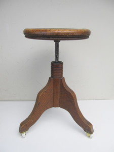 lot 19 image: Antique Oak Swivel Piano Stool