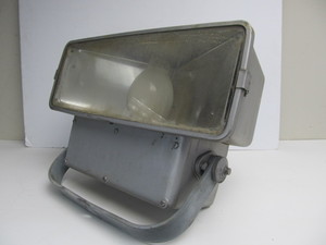 lot 20 image: Large Vintage General Electric Industrial Light