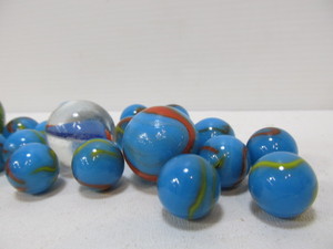 lot 210 image: Group of Quality Vintage Art Glass Marbles etc