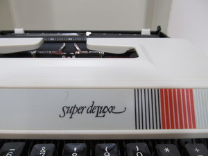 lot 211 image: Working Vintage SUPER DELUXE Portable Typewriter wCase