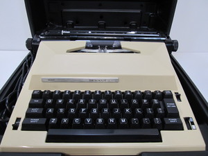 lot 212 image: Working Vintage Sears THE SCHOLAR Portable Typewriter wCase