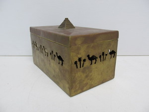lot 232 image: Vintage Solid Pierced Brass Egyptian Camel Motif Cigar Holder Box