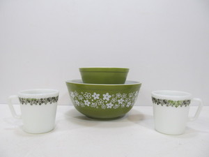 lot 239 image: Vintage PYREX Spring Blossom Crazy Daisy Nesting Bowls with Coffee Mugs