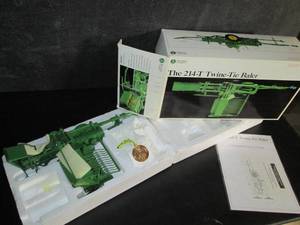 lot 9 image: Ertl Precision Classics The 214-T John Deere Twine-Tie Blaer Tractor 116 Scale # 5770 PLT