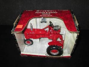 lot 21 image: Ertl McCormick Farmall B Tractor 1...