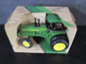 lot 33 image: Ertl Collectors Edition MFWD Row-C...