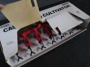 lot 35 image: Ertl Case IH 1840 Cultivator 116 S...