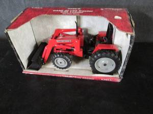 lot 45 image: Ertl Case IH C90 Tractor with Loade...