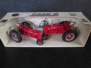 lot 59 image: Ertl Scale Models Case McCormick Fa...