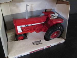 lot 62 image: Ertl Farmall 706 Diesel Tractor 11...
