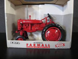 lot 67 image: Ertl McCormick Farmall Super-AV Tra...