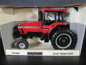 lot 71 image: Ertl Case International Magnum 7210...