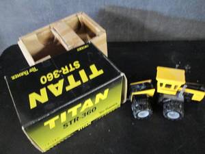 lot 92 image: Ertl Toy Farmer Titan STR-360 132 ...