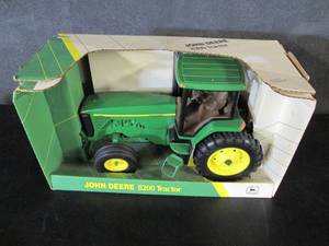 lot 95 image: Ertl John Deere 8200 Tractor 116 S...