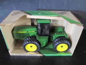 lot 102 image: Ertl Collectors Edition John Deere...