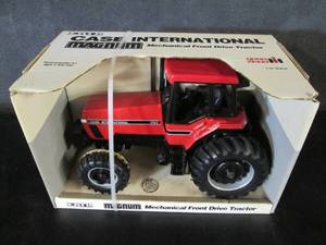lot 105 image: Ertl Case International Magnum Mech...