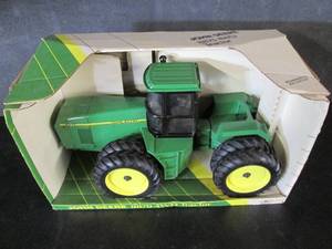 lot 109 image: Ertl John Deere 8870 4WD Tractor 1...