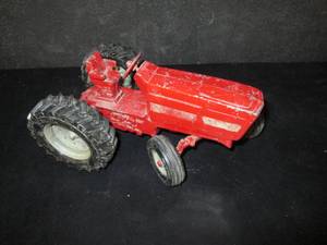 lot 128 image: Unmarked International Tractor 8B...