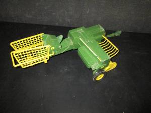 lot 129 image: John Deere Farm Implement Item 7B...