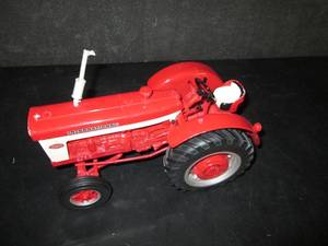 lot 173 image: Internation 660 Tractor 5B...