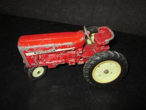 lot 192 image: Ertl International Tractor 6A...