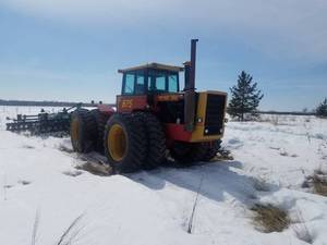 lot 3 image: 1980 875 Versatile Tractor