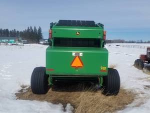 lot 4 image: 2012 John Deere 568 Baler