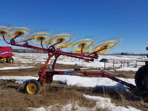 lot 9 image: 2010 New Holland H5920 12 Wheel Rake