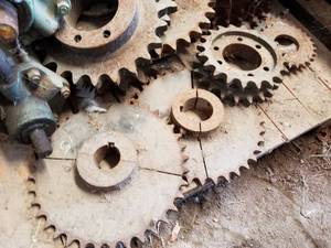 lot 30 image: Pallet of Metal Gears and Cylinders 