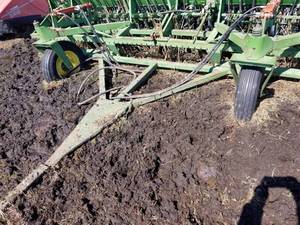 lot 39 image: John Deere Press Drill 