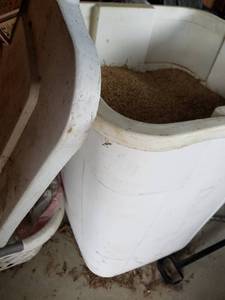 lot 49 image: Garagbe Can w Mixed Hay Seed