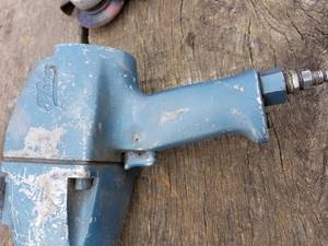 lot 81 image: Air Impact Gun and Angle Grinder