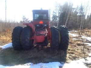 lot 18 image: 1975 (Approx.) 850 Versatile Tractor