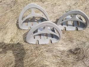lot 136 image: Weasel Garden Claw and Hose Hangers