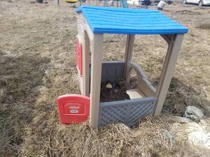 lot 138 image: Little Tike Play House