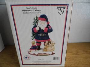 lot 30 image: MN Twins Figure - Santas Friend