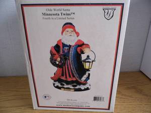 lot 31 image: MN Twins Figure - Olde World Santa