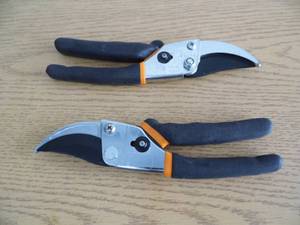 lot 84 image: Lot of 2 Pair Fiskars Cutters