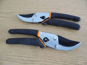 lot 85 image: Lot of 2 Pair Fiskars Cutters