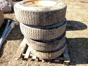 lot 42 image: (4) Firestone 25570R 22.5 Tires on...